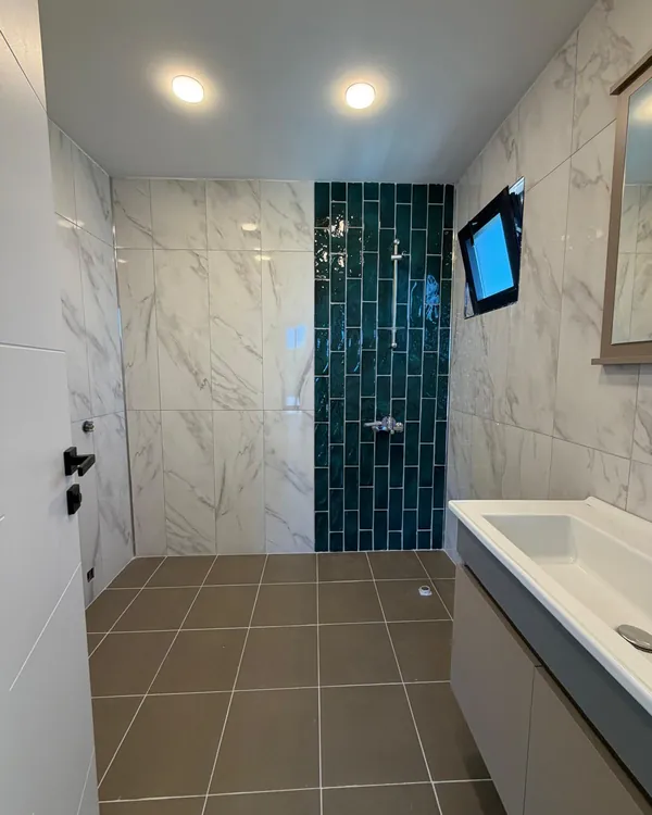 Mermer görünümlü seramik ile banyo